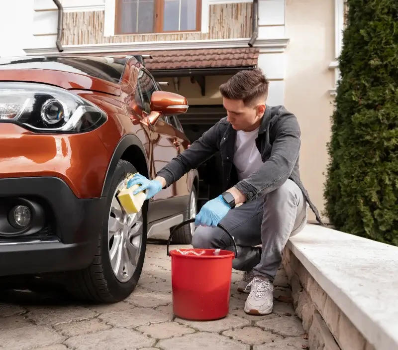 Lavage auto à domicile Villers-sur-Mer : professionnel intervenant sur un véhicule